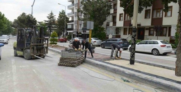 İstasyon Caddesindeki kaldırım yenileme çalışmaları devam ediyor
