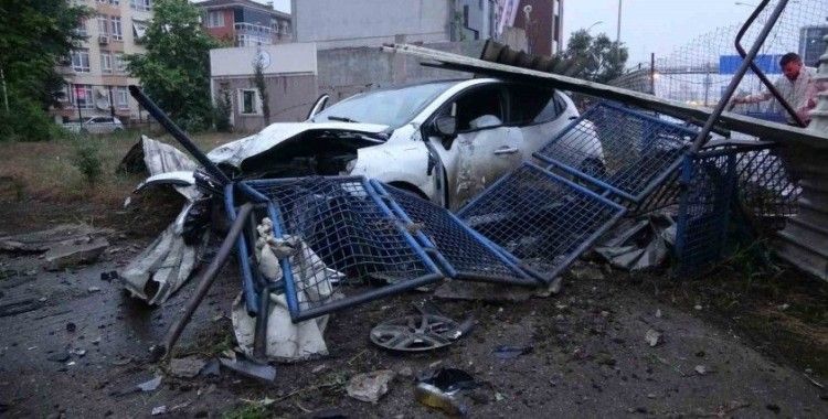 Kayganlaşan yolda kontrolden çıkan otomobil bariyere çarptı: 2 yaralı
