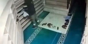 Camide hırsızlık yapan şahıs güvenlik kameralarına yakalandı

