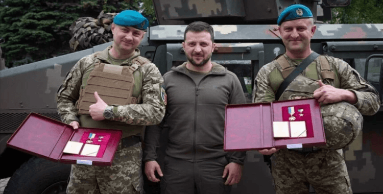 Zelenskiy, Donetsk bölgesinde Ukraynalı askerleri ziyaret etti