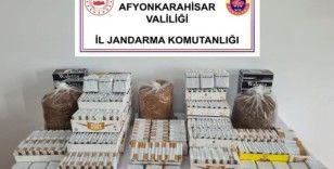 Pazarda kaçak tütün ve makaron satarken jandarmaya yakalandı
