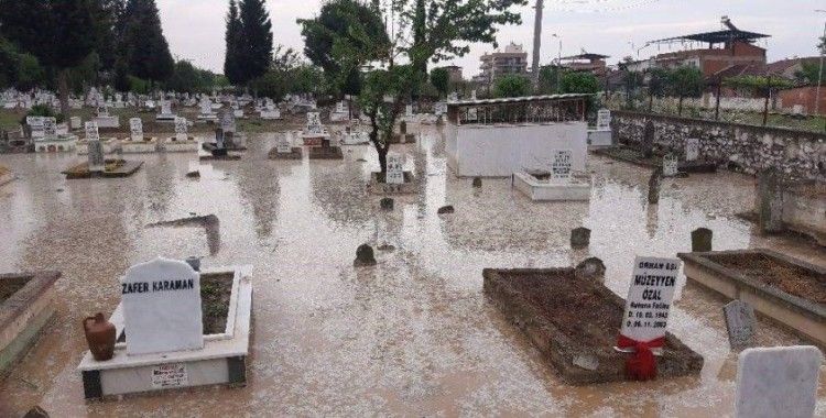 Aydın’daki sağanak yağış mezarlığı su içerisinde bıraktı