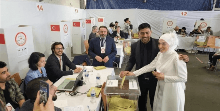 Avrupa'da Cumhurbaşkanı Seçimi'ne gelinlikle gelen de, ilk kez oy verdiği için alkışlanan da var