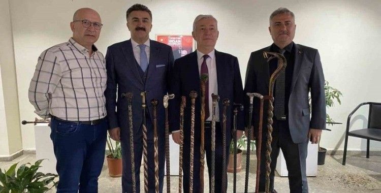 Yaşayan İnsan ödülünü alan sanatçı sergi açtı

