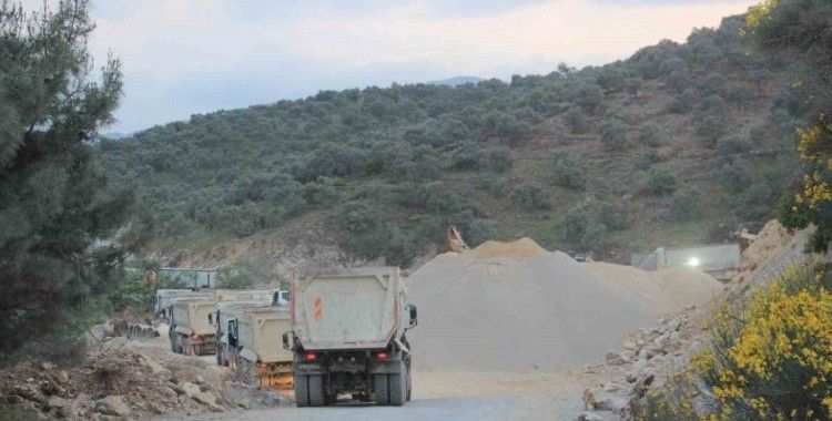 Böyle duyarsızlık görülmedi, yolun ortasına şantiye kurdular
