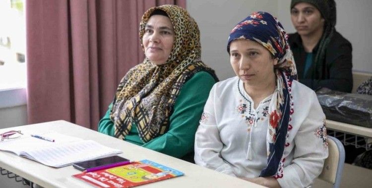 Mersinli kadınlar belediye kurslarıyla okuma yazma öğreniyor
