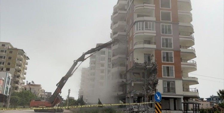 Adıyaman'da ağır hasarlı yapılar yıkılıyor