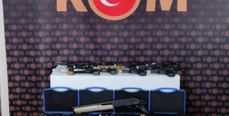 Ruhsatsız silahlar ele geçirildi, 2 şüpheli gözaltına alındı
