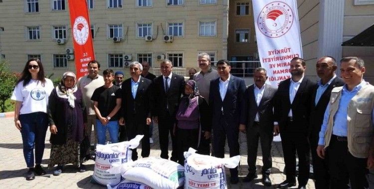 Depremzede hayvan yetiştiricilerine yem desteği
