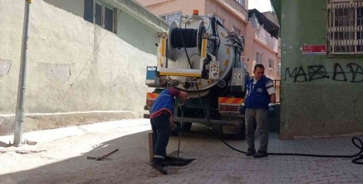 Belediye ekipleri atıklar nedeniyle tıkanan kanalları temizliyor
