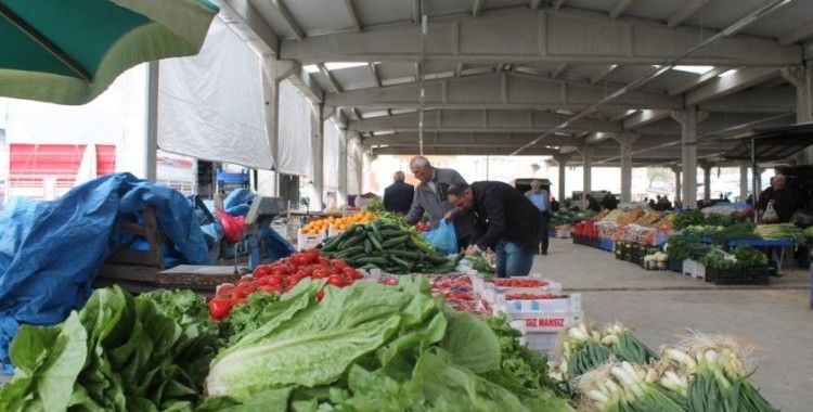 Kapalı pazar yerinde esnaf sıcak ortamda satışlarını yapıyor

