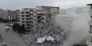Adıyaman'da ağır hasarlı yapıların yıkımına başlandı