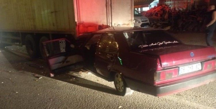 Park halindeki kamyona arkadan çarpan otomobil sürücüsü ağır yaralandı
