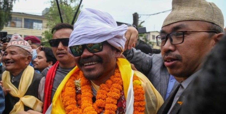 Afganistan'da bacaklarını kaybeden Magar, Everest Dağı'na tırmanan ilk çifte ampute oldu