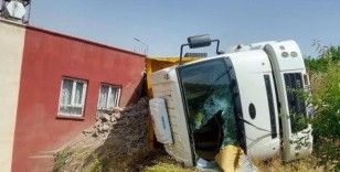Şarampole yuvarlanan kamyonu ev kurtardı
