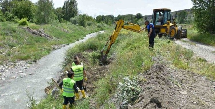 Sağanak yağışta zarar gören sulama bentlerinde çalışma
