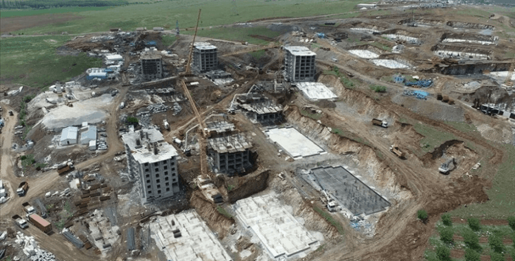 Doğanşehir'de depremzedeler için yapılan kalıcı konutların inşası sürüyor