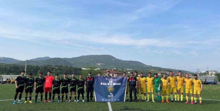 Maç öncesi açılan pankart büyük alkış aldı