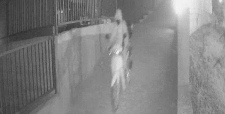 Güvenlik kameralıyla dolu siteye girip motosikleti böyle çaldı
