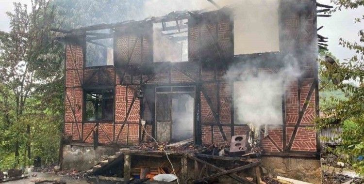 Köy evi alevlere teslim oldu: 2 yaralı

