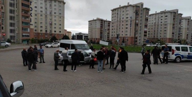 Otomobil ile yolcu minibüsü çarpıştı: 1 yaralı