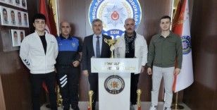 Şampiyonluk kupasını İl Emniyet Müdürü’ne getirdiler
