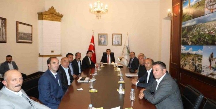 Kars Valisi muhtarları ağırladı
