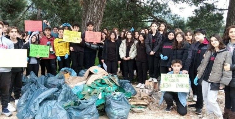 Büyükler kirletti, çocuklar temizledi
