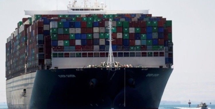 Konteyner gemisi Süveyş Kanalı'nda karaya oturdu