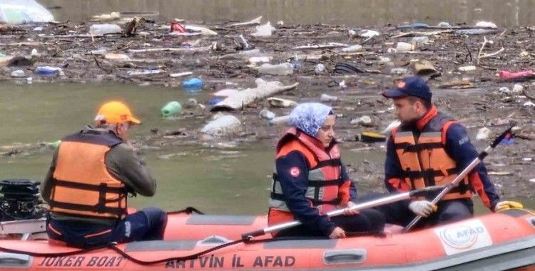 Çoruh nehrine düşen kamyon 3 gün sonra çıkartıldı, kayıp sürücüyü ise arama çalışmaları sürüyor
