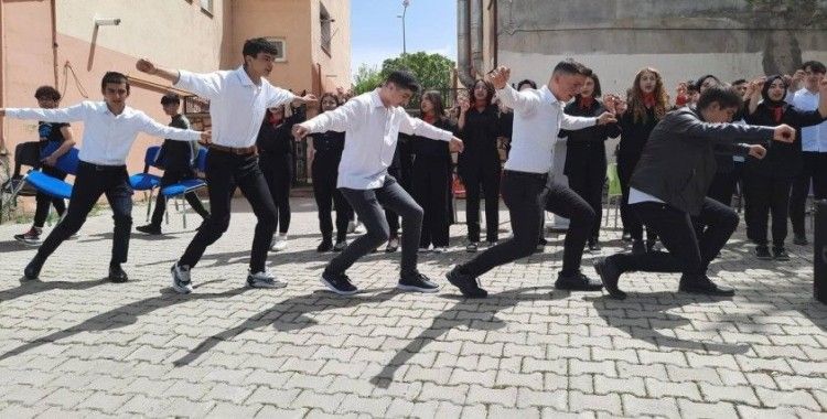 Liseli gençler bahar şenliğinde doyasıya eğlendi
