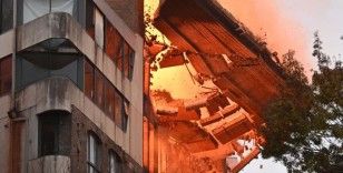 Alevlerin sardığı binanın duvarı bir anda yıkıldı