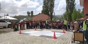 Jandarma Ağrı’da minik öğrencilere trafik eğitimi veriyor

