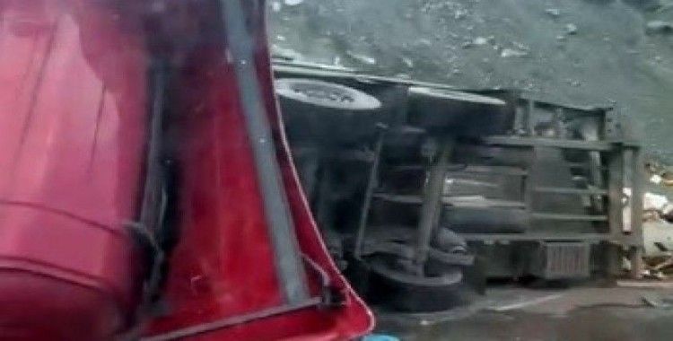 Kovan yüklü tır ile minibüs çarpıştı: 3 yaralı