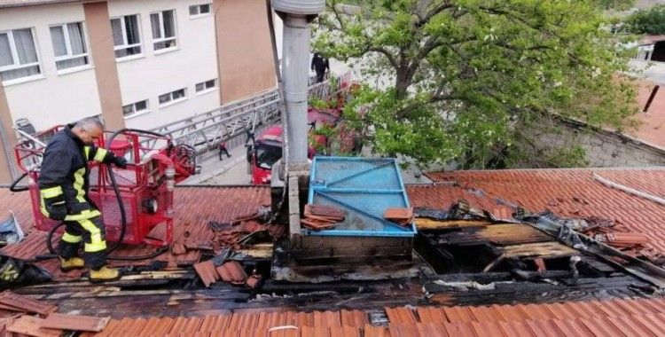 Çatı yangını büyümeden söndürüldü