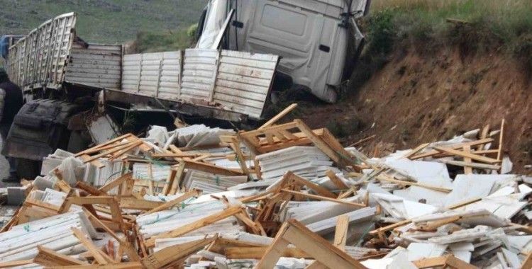 250 bin TL’lik mermer kazada yola savrulup kullanılamaz hale geldi
