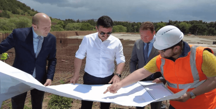 Gençleri heyecanlandıran 3 bin 500 seyirci kapasiteli spor kompleksinin inşaatı başladı