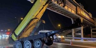 Eyüpsultan’da damperi açılan hafriyat kamyonu üst geçide çarptı
