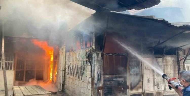 Siirt’te marangozcular çarşısında aynı anda yanan 3 dükkan paniğe neden oldu
