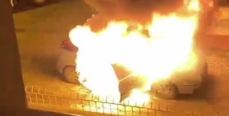 Amasya’da yanan otomobil alev topuna döndü
