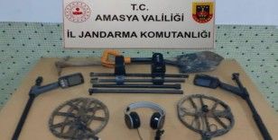 Dağlık arazide kaçak kazı yaparken jandarmaya yakalandılar