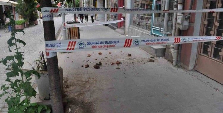 Binadan düşen beton parçaları mahalleliyi tedirgin etti
