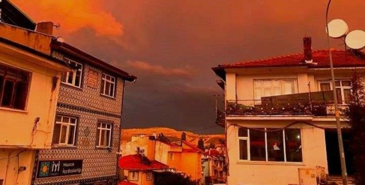 Hisarcık’ta gökyüzü kızıla boyandı
