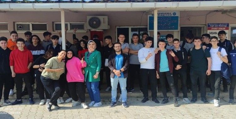 Harçlıklarını biriktirip sokak hayvanlarına mama aldılar
