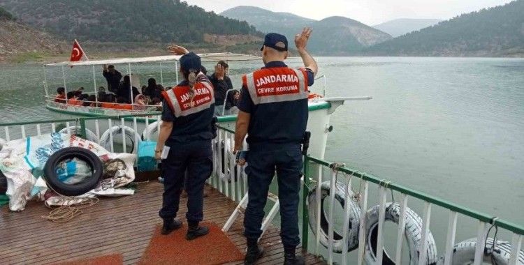 Jandarma çocuklara çevre ve sokak hayvanlarının nasıl korunacağını anlattı
