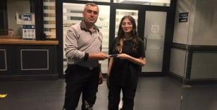 Büyükşehir ekipleri düşürülen cüzdan ve telefonu sahiplerine ulaştırdı
