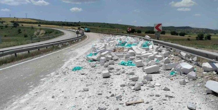 Tırdan dökülen inşaat malzemeleri yola saçıldı
