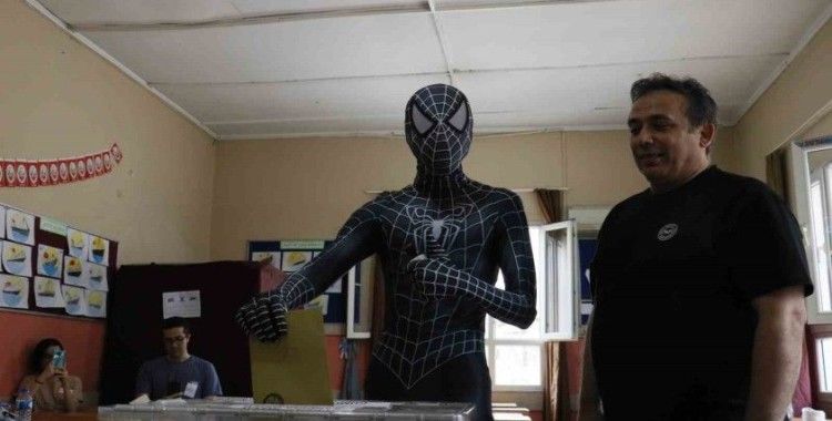 Adanalı “Örümcek Adam”, Cumhurbaşkanlığı seçimi için oyunu kullandı
