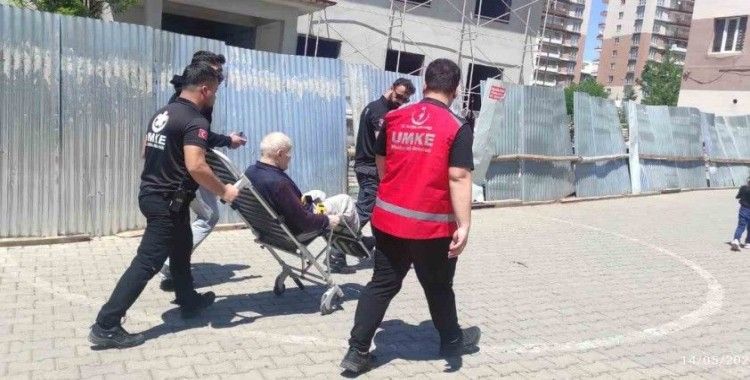 Siirt’te hasta ve yaşlı seçmenler oy kullanmaya götürüldü
