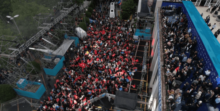 AK Parti İstanbul İl Başkanlığında seçim kutlamaları başladı